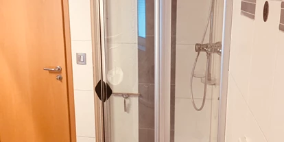 Monteurwohnung - Zimmertyp: Einzelzimmer - Berßel - Bad mit Dusche, Badewanne und WC - Ferienwohnung "Altstadtblick" - top Ausstattung