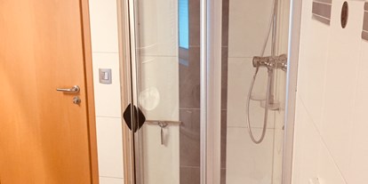 Monteurwohnung - WLAN - Halberstadt - Bad mit Dusche, Badewanne und WC - Ferienwohnung "Altstadtblick" - top Ausstattung