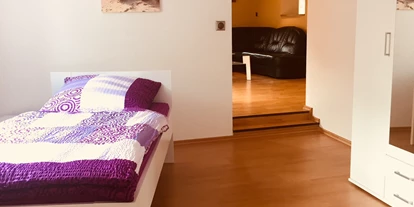 Monteurwohnung - Zimmertyp: Doppelzimmer - Berßel - Durchgangszimmer in Richtung Wohnbereich - Ferienwohnung "Altstadtblick" - top Ausstattung
