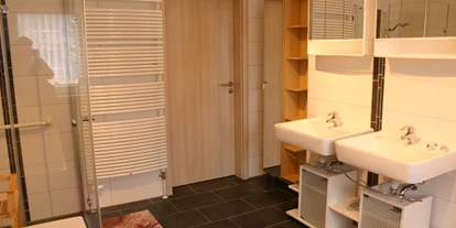 Monteurwohnung - Zimmertyp: Einzelzimmer - Berßel - hochwertiges Bad mit Fußbodenheizung und zwei Waschbecken sowie Toilette - Ferienhaus Abel - top Ausstattung, zentrale Lage