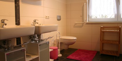 Monteurwohnung - Waschmaschine - Schauen - Bad Ansicht 2 - Ferienhaus Abel - top Ausstattung, zentrale Lage