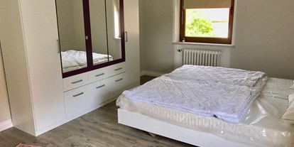 Monteurwohnung - Badezimmer: eigenes Bad - PLZ 18246 (Deutschland) - Schlafzimmer - Ferienwohnung Mecklenburg