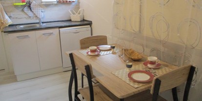 Monteurwohnung - Küche: eigene Küche - Kronach - Essplatz ,Spülmaschine,Spülbecken - Wruck,bei alf und inge