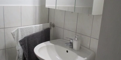 Monteurwohnung - Bettwäsche: Bettwäsche inklusive - Hochstadt am Main - Waschbecken mit Spiegel - Wruck,bei alf und inge
