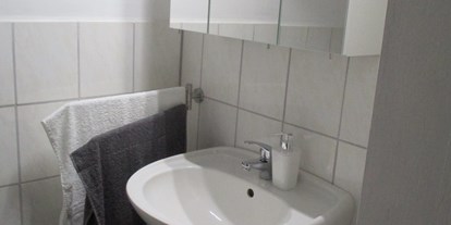 Monteurwohnung - Zimmertyp: Mehrbettzimmer - Küps - Waschbecken mit Spiegel - Wruck,bei alf und inge
