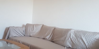 Monteurwohnung - Art der Unterkunft: Ferienwohnung - PLZ 79346 (Deutschland) - Couch - Fewo am Hang 