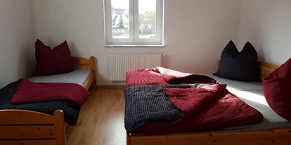 Monteurwohnung - TV - Lahr/Schwarzwald - Zweites Schlafzimmer mit Doppelbett und Einzelbett - Fewo am Hang 