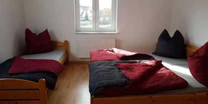 Monteurwohnung - Parkplatz: eigener Parkplatz vorhanden - Biederbach - Zweites Schlafzimmer mit Doppelbett und Einzelbett - Fewo am Hang 