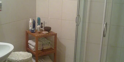 Monteurwohnung - Badezimmer: eigenes Bad - PLZ 51598 (Deutschland) - Das Bad ist modern ausgestattet. Handtücher, Seife und Fön sind vorhanden. - Röhmann