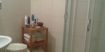 Monteurwohnung - Einzelbetten - PLZ 51645 (Deutschland) - Das Bad ist modern ausgestattet. Handtücher, Seife und Fön sind vorhanden. - Röhmann