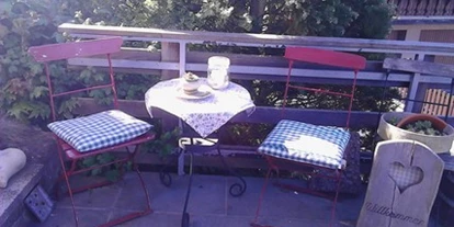 Monteurwohnung - WLAN - Rieneck - Kleiner Sitzplatz auf der Terrasse mit Grillmöglichkeit - FeWo Gleiss Rieneck