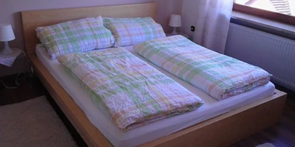 Monteurwohnung - Kühlschrank - Rieneck - Schlafzimmer mit Doppelvett - FeWo Gleiss Rieneck