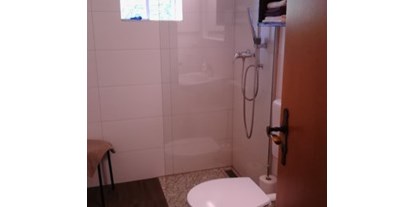 Monteurwohnung - Badezimmer: eigenes Bad - Franken - Bad mir begehbarer Dusche - FeWo Gleiss Rieneck
