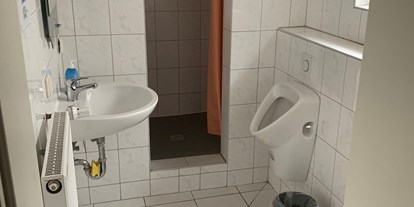 Monteurwohnung - Badezimmer: Gemeinschaftsbad - Königsbach-Stein - Zimmer in WG für Pendler, Wochenendheimfahrer/Monteure Handwerke