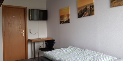 Monteurwohnung - Badezimmer: Gemeinschaftsbad - Weißig am Raschütz - modern ausgestattete Zimmer mit Flachbildfernseher - McGoodnight, freies WLAN, Fernsehen, Waschmaschiene