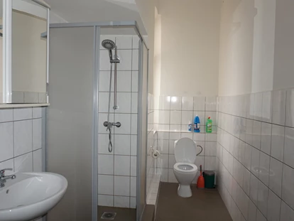 Monteurwohnung - Badezimmer: Gemeinschaftsbad - Regnitzlosau - Monteur-Arbeiter Zimmer Hof