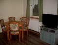 Monteurwohnung: Esstisch mit Stühlen und Fernseher -  Monteurwohnung Nordschwarzwald