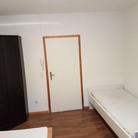 Monteurzimmer: Möbiliertes Zimmer 350€ inkl.allem - WG Zimmer im WG Haus nahe Mainz