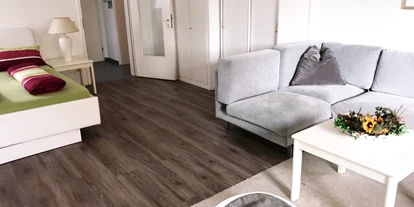 Monteurwohnung - Hund erlaubt - Schleswig-Holstein - Wohn- und Schlafbereich
Schlafgelegenheit für max. 3 Personen.
Couch=Schlafcouch - Apartment Lara Bad Schwartau