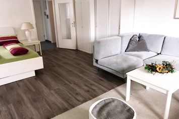 Monteurzimmer: Wohn- und Schlafbereich
Schlafgelegenheit für max. 3 Personen.
Couch=Schlafcouch - Apartment Lara Bad Schwartau