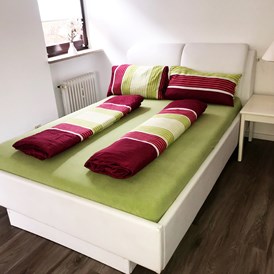 Monteurzimmer: Großes Doppelbett - Apartment Lara Bad Schwartau