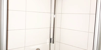 Monteurwohnung - Hund erlaubt - Schleswig-Holstein - Kleines, modernisiertes Duschbad. - Apartment Lara Bad Schwartau