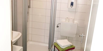 Monteurwohnung - Hund erlaubt - Schleswig-Holstein - Kleines, modernisiertes Duschbad. - Apartment Lara Bad Schwartau