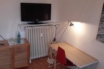 Monteurzimmer: Schreibtisch kostenloses TV und WLAN - Roland Dannecker