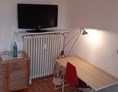 Monteurzimmer: Schreibtisch kostenloses TV und WLAN - Roland Dannecker