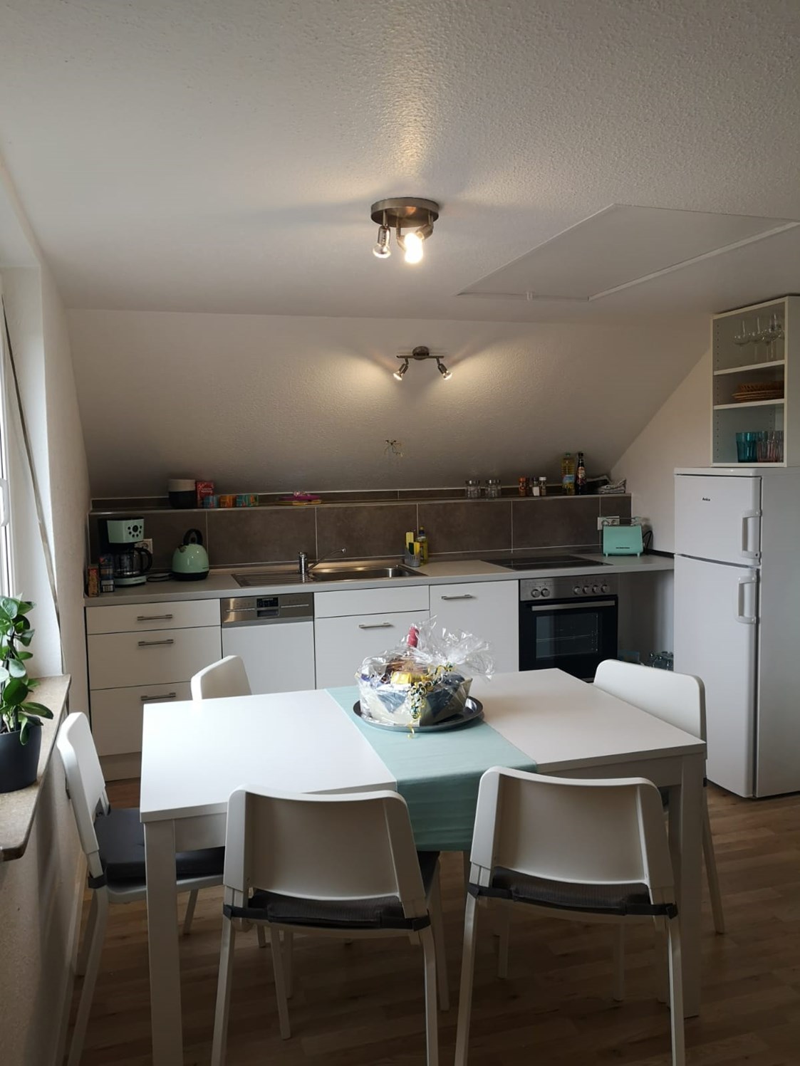 Monteurzimmer: Küche und Wohnbereich im Monteurzimmer Spessart-T-Raum in Triefenstein. - Spessart-T-Raum - Monteurzimmer