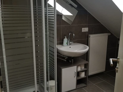 Monteurwohnung - TV - Deutschland - Badezimmer  mit Dusche in der Monteurwohnung Spessart-T-Raum in Triefenstein. - Spessart-T-Raum - Monteurzimmer