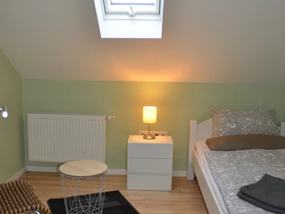 Monteurwohnung - TV - Deutschland - Einzelzimmer mit Bett und Nachtschrank in der Monteurwohnung in Triefenstein. - Spessart-T-Raum - Monteurzimmer