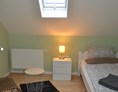 Monteurzimmer: Einzelzimmer mit Bett und Nachtschrank in der Monteurwohnung in Triefenstein. - Spessart-T-Raum - Monteurzimmer