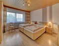 Monteurzimmer: Zweibettschlafzimmer mit Insektennetz und Rollos - Ferienhaus zur Weinlaube 