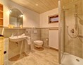 Monteurzimmer: Modernes Bad mit Dusche, WC und Föhn - Ferienhaus zur Weinlaube 