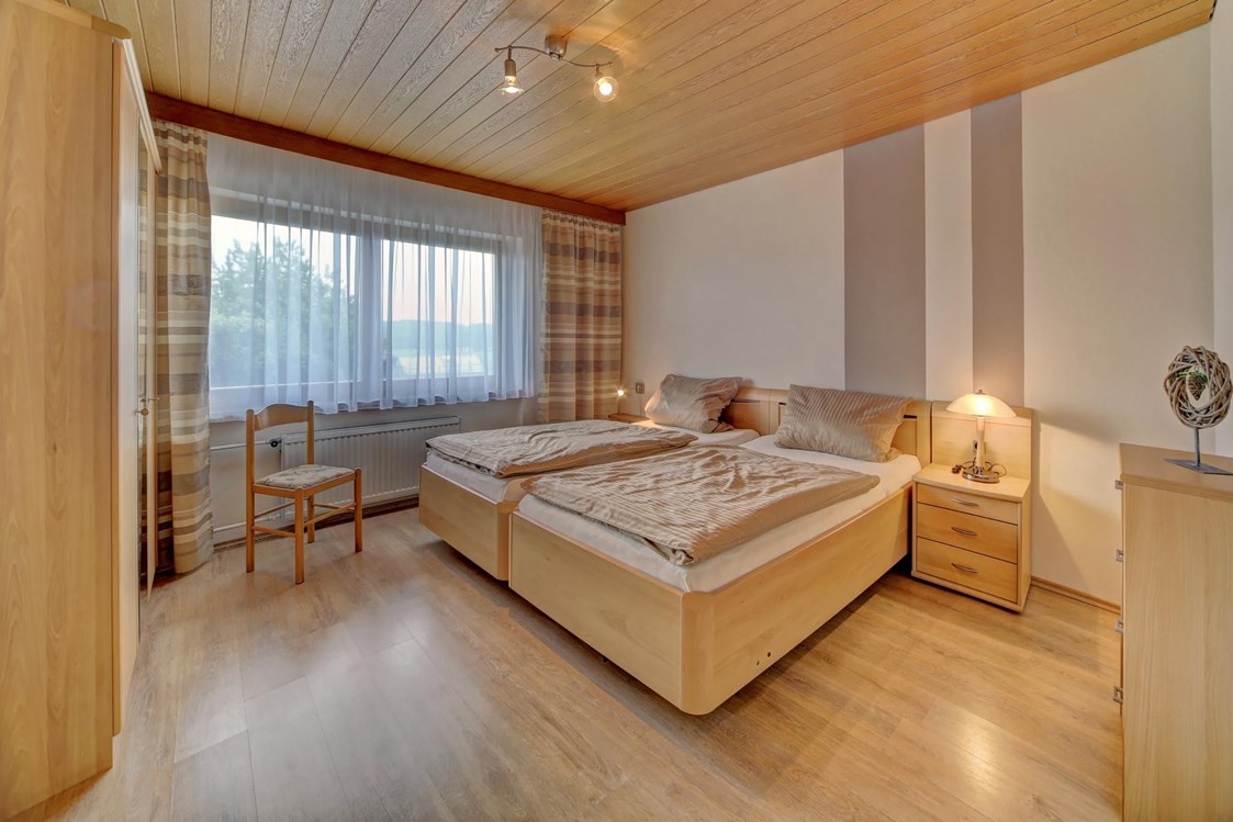 Monteurzimmer: Zweibettschlafzimmer mit Insektennetz und Rollos - Zur Weinlaube 