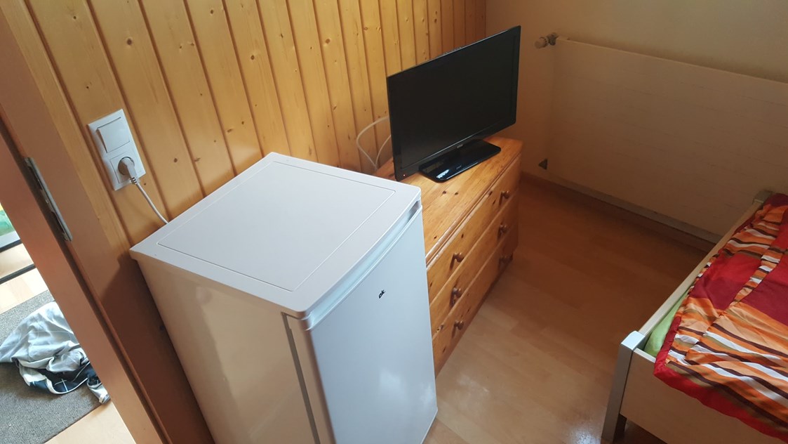 Monteurzimmer: Kühlschrank und Fernseher - Haus Bofel 5
