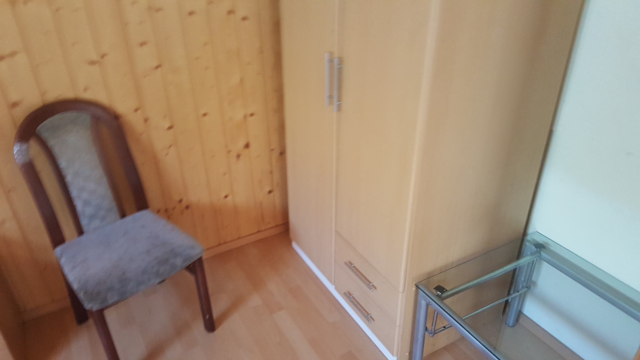 Monteurzimmer: Stuhl und Tisch - Haus Bofel 5