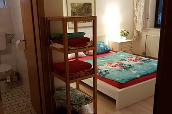 Monteurzimmer: Schlafzimmer 1
mit Dusche und WC - Mein Franken Haus