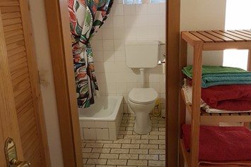 Monteurzimmer: Badezimmer mit Dusche und WC - Mein Franken Haus