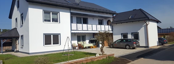 Monteurzimmer: Wir bieten Ihnen eine neu renovierte Erdgeschoss-Ferienwohnung mit ca. 68 qm in familiärer Atmosphäre.
Die Ferienwohnung befindet sich ca. 2 km vom Ortskern Schwarzenfeld im Ortsteil Irrenlohe. Sie sind daher in ca. 10 Minuten im Zentrum der Stadt Schwandorf und in ca. 20 Minuten in der Stadt Amberg.
www.pfahlerferienwohnung.de - Michael Pfahler