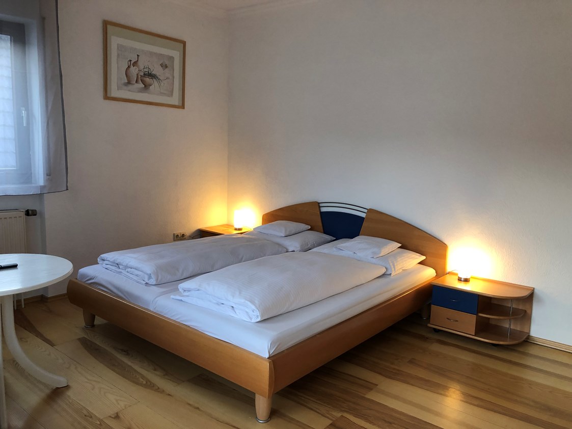 Monteurzimmer: Schlafzimmer 1 - Gästehaus Leidersbach bei Aschaffenburg