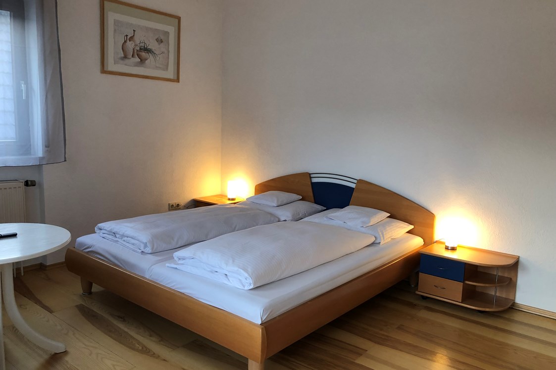 Monteurzimmer: Schlafzimmer 1 - Gästehaus Leidersbach bei Aschaffenburg