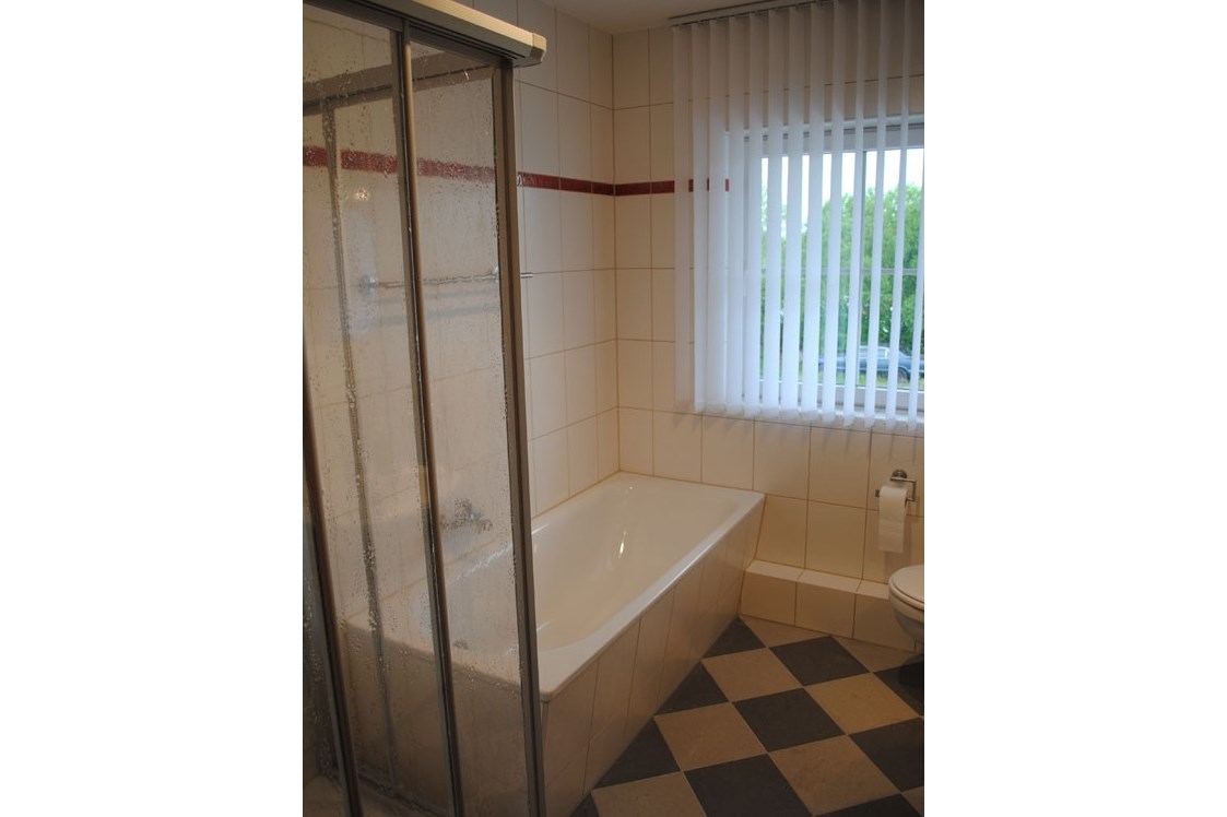 Monteurzimmer: Badezimmer und WC mit Duschkabine und Badewanne des Monteurzimmer Havelland - Monteurzimmer Havelland