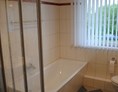 Monteurzimmer: Badezimmer und WC mit Duschkabine und Badewanne des Monteurzimmer Havelland - Monteurzimmer Havelland