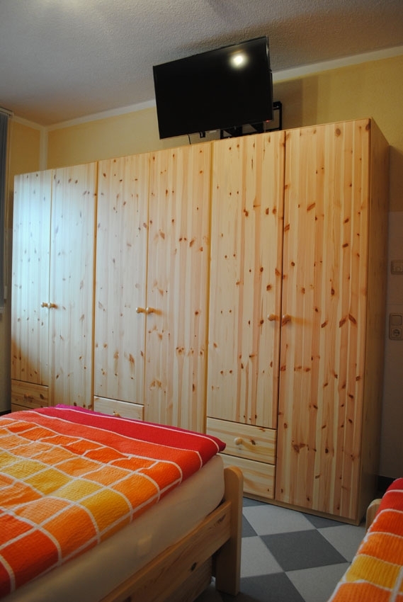 Monteurwohnung - Zimmertyp: Mehrbettzimmer - Brieselang - Monteurzimmer 1 + 2, mit 3 bequemen Schlafmöglichkeiten, großem Schrankraum und Flatscreen - TV - Monteurzimmer Havelland