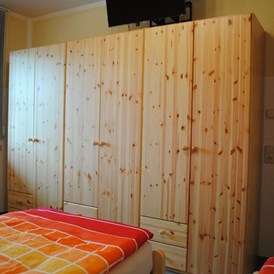Monteurzimmer: Monteurzimmer 1 + 2, mit 3 bequemen Schlafmöglichkeiten, großem Schrankraum und Flatscreen - TV - Monteurzimmer Havelland