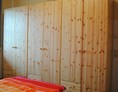Monteurzimmer: Monteurzimmer 1 + 2, mit 3 bequemen Schlafmöglichkeiten, großem Schrankraum und Flatscreen - TV - Monteurzimmer Havelland