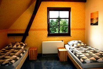 Monteurzimmer: Doppelzimmer mit Fernsehen und Schreibtisch - Preiswerte Monteurzimmer Nähe Meißen, Riesa und Großenhain