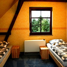 Monteurzimmer: Doppelzimmer mit Fernsehen und Schreibtisch - Preiswerte Monteurzimmer Nähe Meißen, Riesa und Großenhain